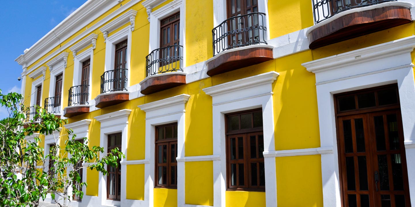 Intensivt gult hus i San Juan i Puerto Rico.