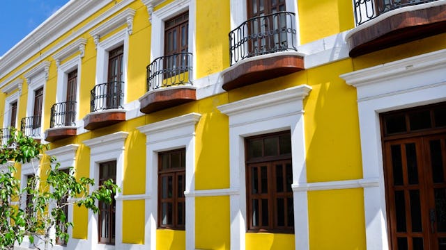 Intensivt gult hus i San Juan i Puerto Rico.