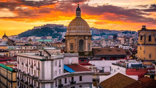 Magisk solnedgång över Neapel i Italien.