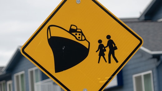 Vägskylt som varnar för kryssningspassagerare i Seward, Alaska.