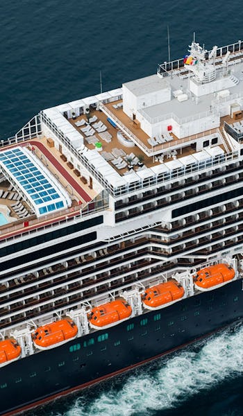 Holland America Lines fartyg Koningsdam sett ovanifrån.