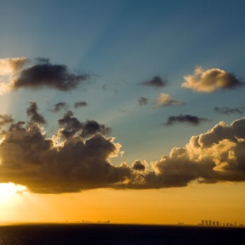 Vacker solnedgång över havet.