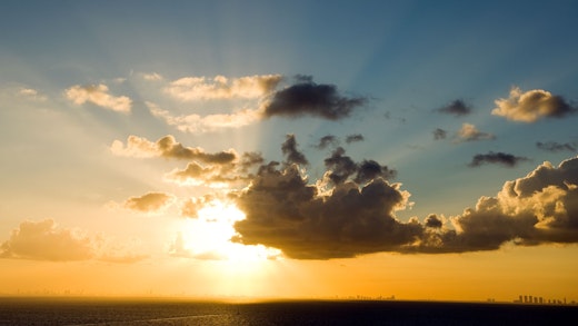 Vacker solnedgång över havet.