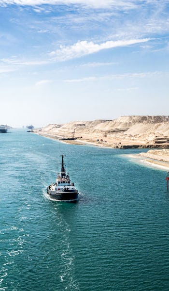 Suezkanalen, sett från ombord på ett fartyg.