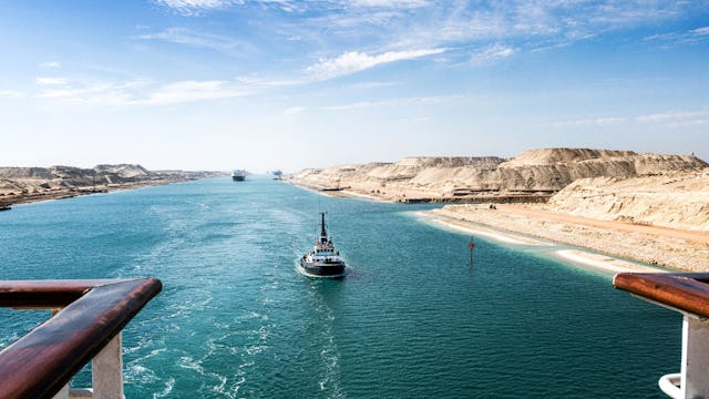 Suezkanalen, sett från ombord på ett fartyg.