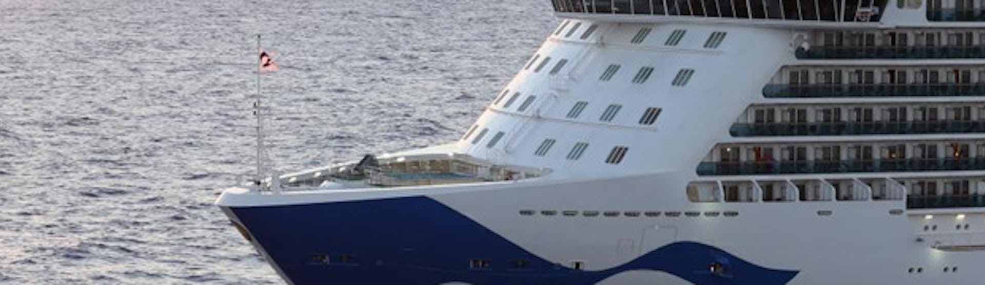 Fartyget Royal Princess, med solnedgången i bakgrunden.