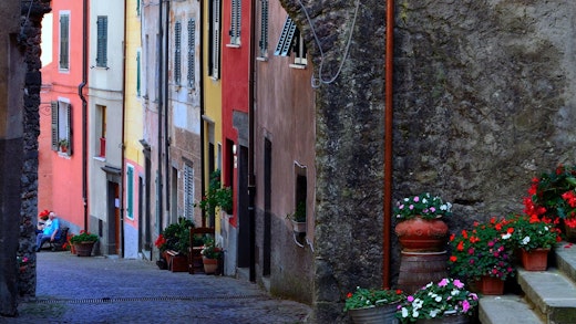 Vacker gränd i La Spezia i Italien.