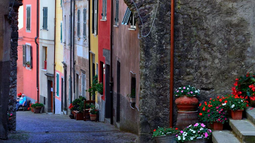 Vacker gränd i La Spezia i Italien.