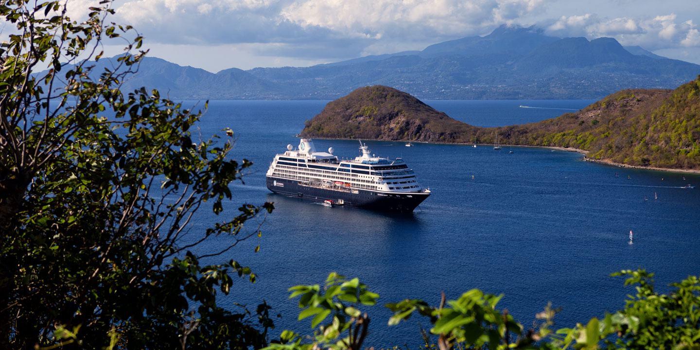 Azamara Quest, ett av tre systerfartyg hos Azamara, ankrad ute i vattnet.