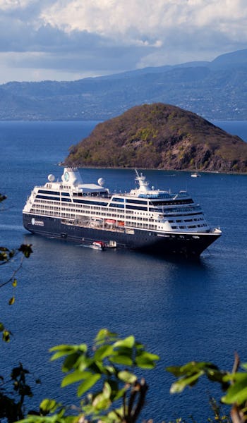 Azamara Quest, ett av tre systerfartyg hos Azamara, ankrad ute i vattnet.