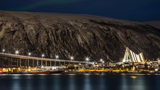 Kvällsvy över Tromsø och Ishavskatedralen, Norge. Foto: Sascha Koch/Hurtigruten
