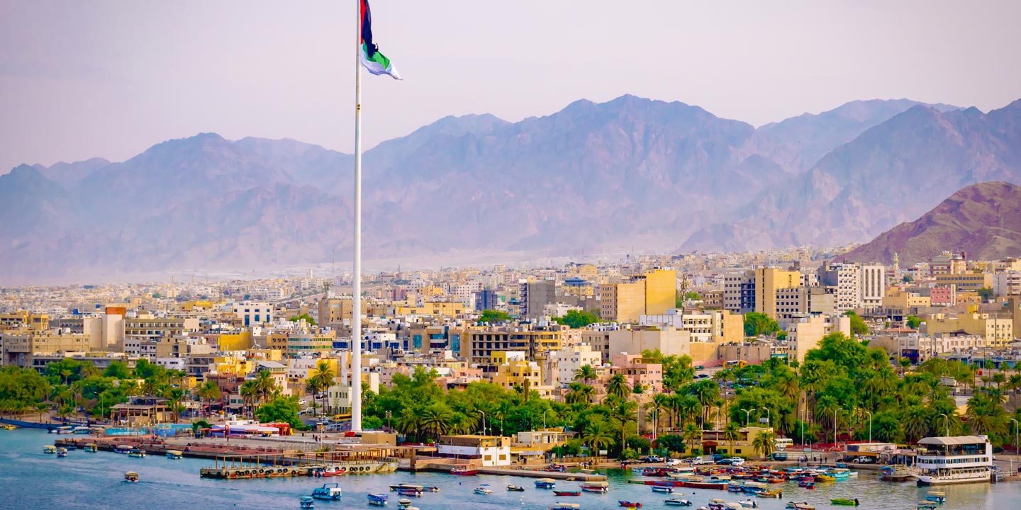 Staden Aqaba i Jordanien, sedd från havet.