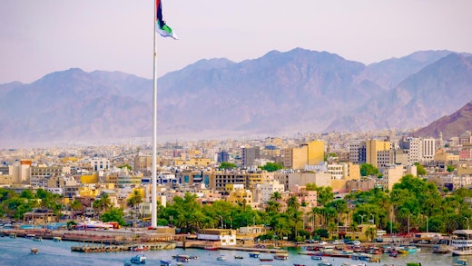 Staden Aqaba i Jordanien, sedd från havet.