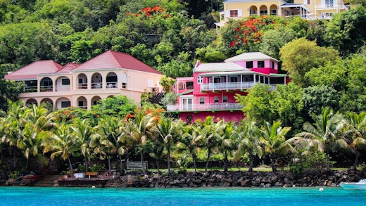 Vackra hus vid vattnet på Tortola, Brittiska Jungfruöarna.