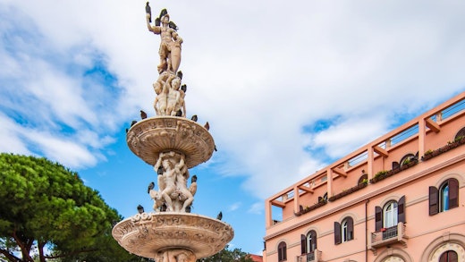 Vacker fontän på ett torg i Messina på Sicilien.