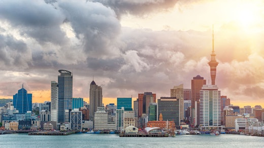 Solen tittar fram mellan molnen i Auckland på Nya Zeeland.