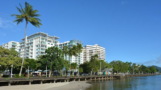 Strandpromenad i Cairns i Australien.