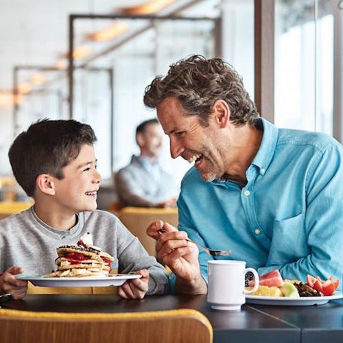 God mat och gott sällskap i en av restaurangerna ombord på Caribbean Princess.