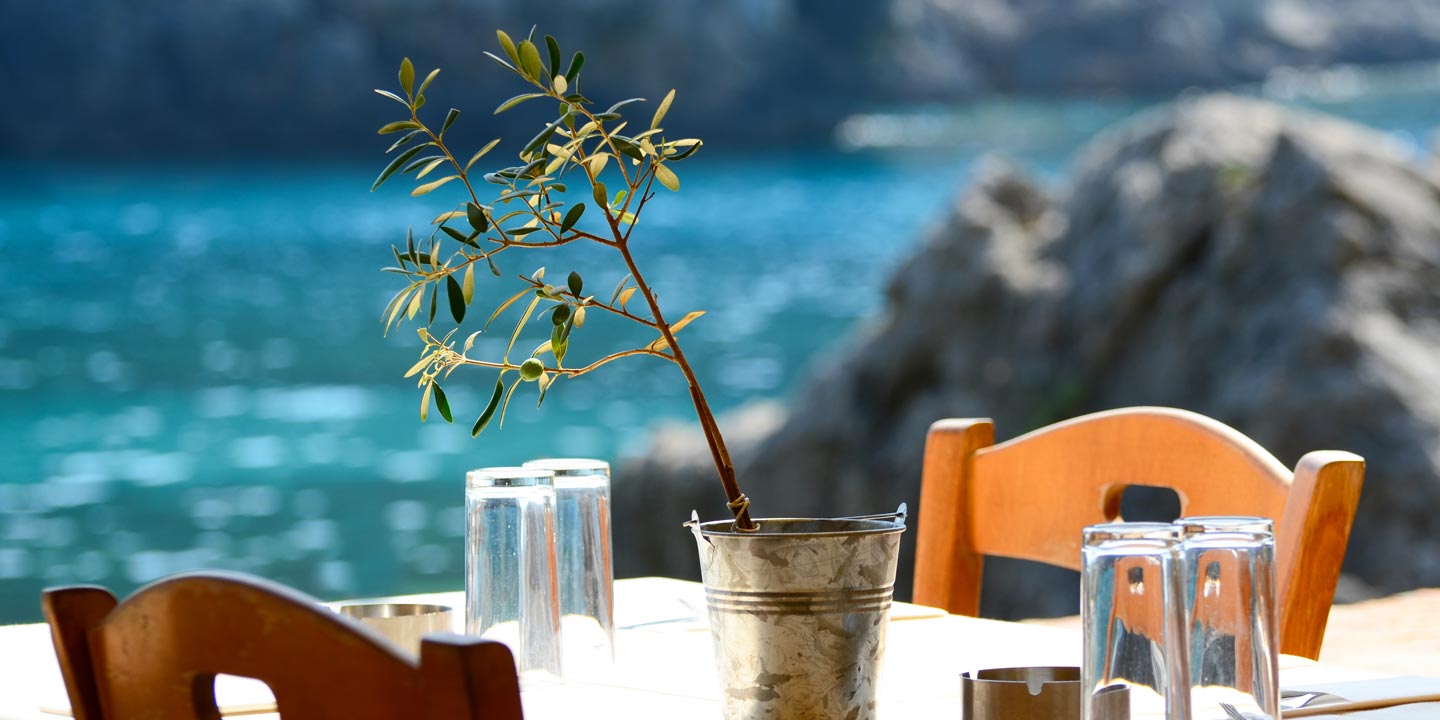 Bord på grekisk taverna, precis vid vattnet.