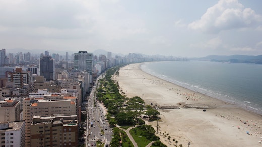 Vy över soliga hamnstaden Santos i Brasilien.