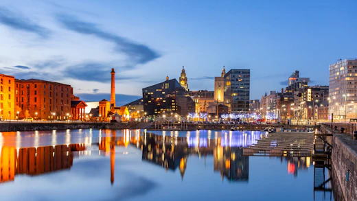 Ett kvällsupplyst Liverpool, Storbritannien.