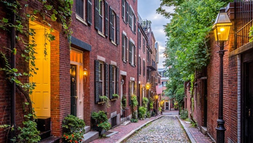 Mysiga Acorn Street i Boston i USA.