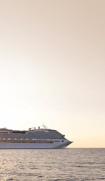 Solnedgång över fartyget Costa Favolosa.