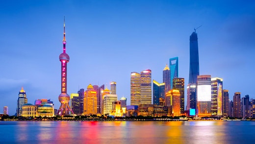 Shanghai skyline på kvällen.