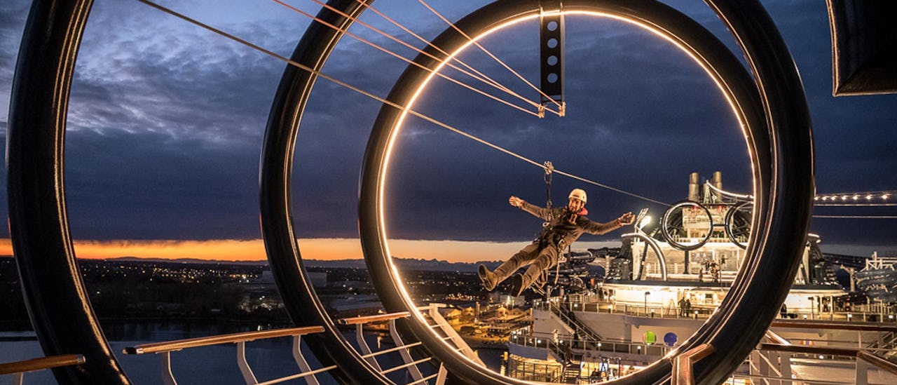 Zipline högst upp på fartyget MSC Seaside.