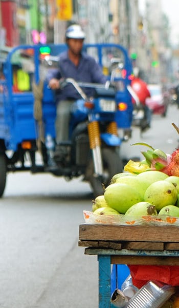 Fruktvagn på gatan i Ho Chi Minh City, Vietnam.