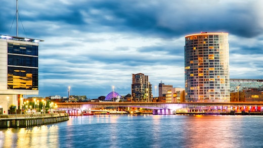 Nordirlands huvudstad Belfast vackert kvällsupplyst.