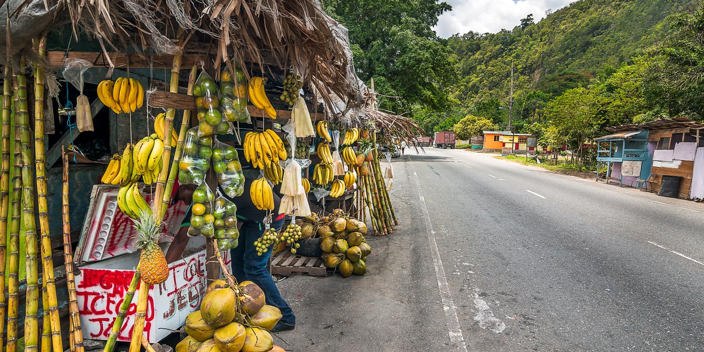 Fruktstånd på en gata på Jamaica.