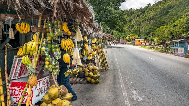 Fruktstånd på en gata på Jamaica.