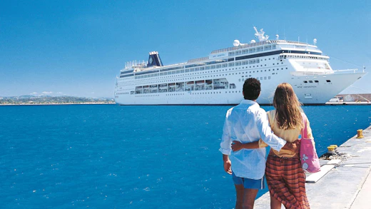 Par tittar på fartyget MSC Armonia som ligger vid kaj.