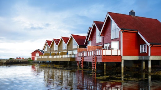 Hus i vattnet i Molde i Norge.