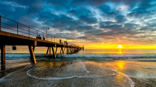 Solnedgång över Glenelg Jetty i Adelaide, Australien.