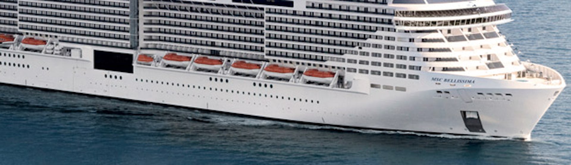 MSC Bellissima ute till havs.