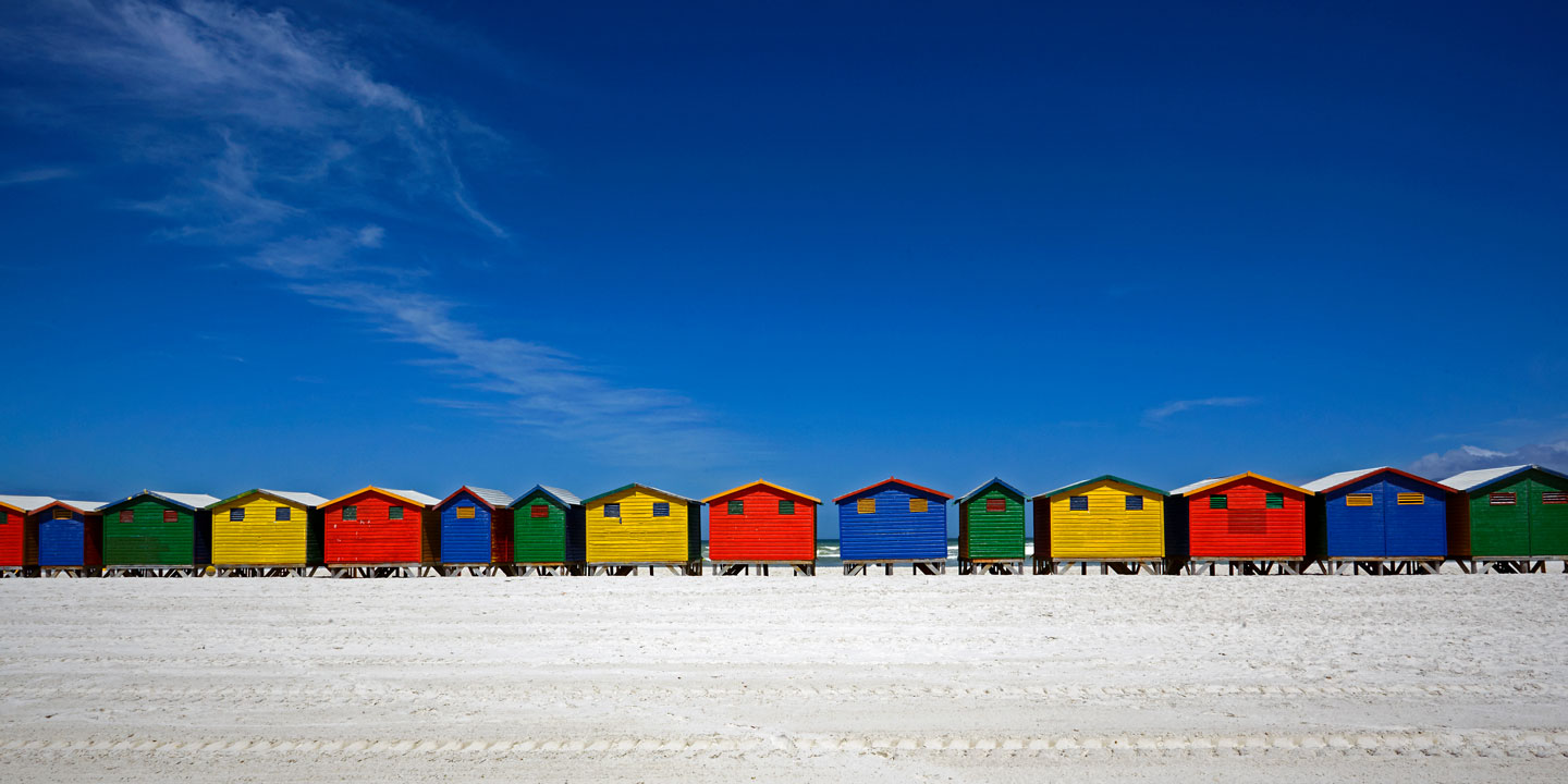 Färgglada små strandhus i Mossel Bay, Sydafrika.