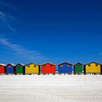 Färgglada små strandhus i Mossel Bay, Sydafrika.