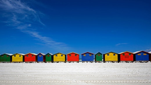 Färgglada små strandhus i Mossel Bay, Sydafrika.