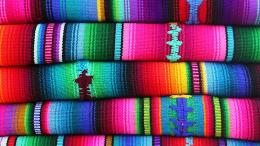 Typiska färgglada, handvävda tyger i Guatemala.