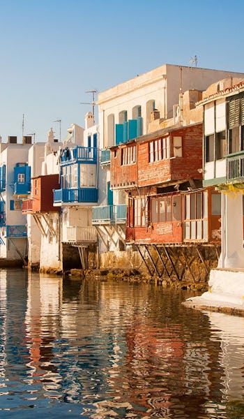 Grekiska hus precis vid vattnet, härligt badande i sol.