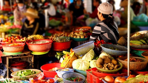 Frukt- och grönsaksmarknad i Vietnam.