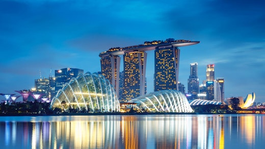 Kvällsvy över bland annat Marina Bay Sands i Singapore.