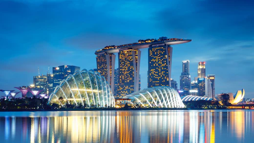 Kvällsvy över bland annat Marina Bay Sands i Singapore.