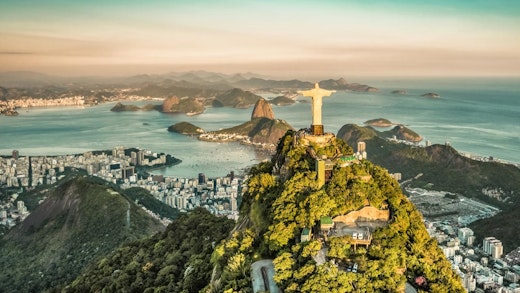 Vy över Rio de Janeiro, med solen som skiner på Christo Redentor.