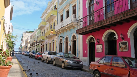 Gata med färgglada hus i San Juan, Puerto Rico.