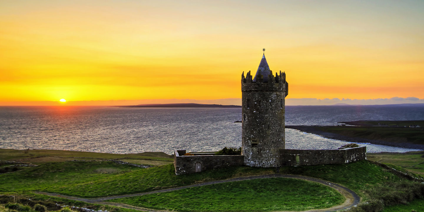 Solnedgång i Irland, med ett fort i förgrunden.