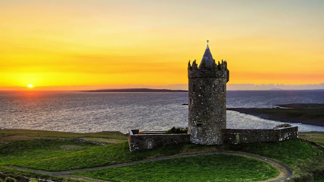 Solnedgång i Irland, med ett fort i förgrunden.