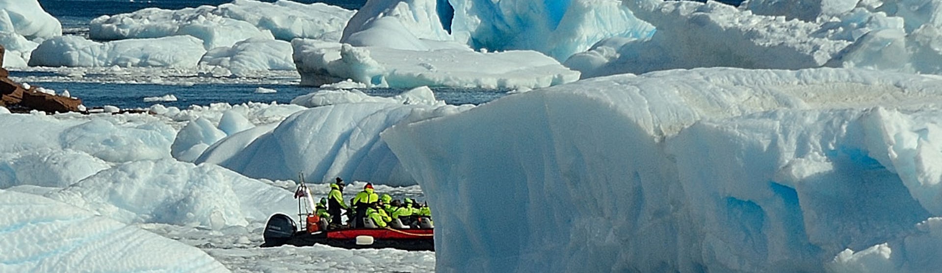En landstigningsbåt i Antarktis förtrollande, vita landskap.